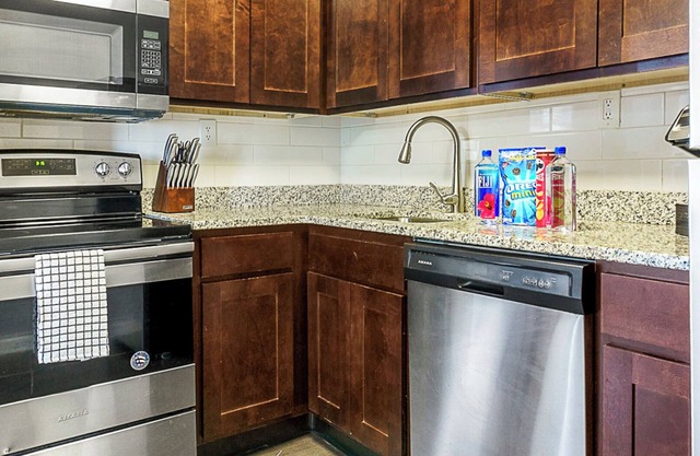 Barsala l 1BD w/Pool, & Fitness Centers, Fast Wi-Fi