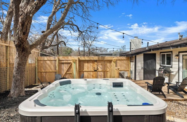 Barton Hills Home + Two Hot Tubs - Magdalena!