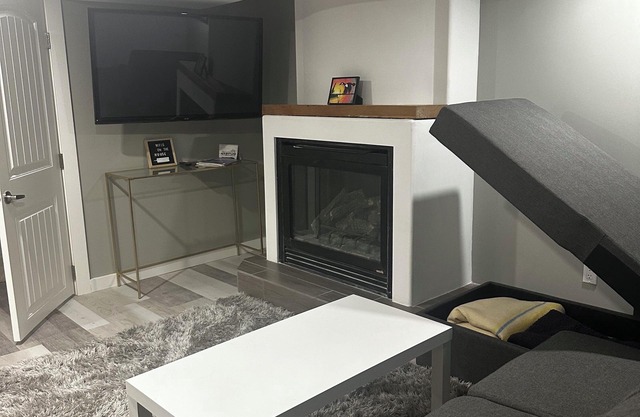 Basement studio sweet .full kitchen, Jacuzzi , gasfire ,Laundry step from dwntwn