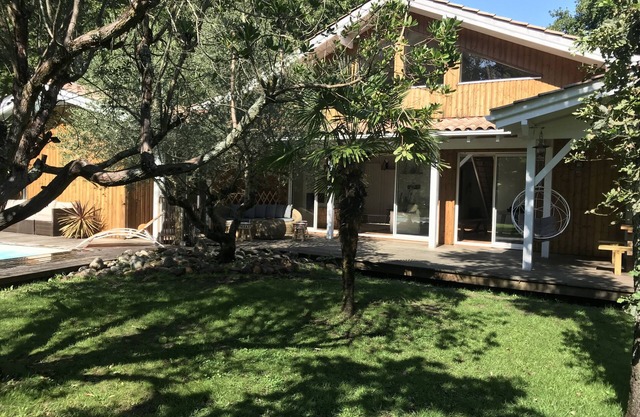BASIN D'ARCACHON: VILLA with HEATED SWIMMING POOL for 16 people