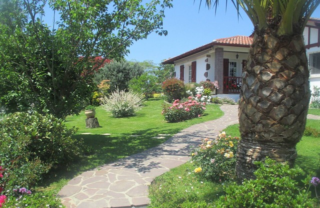Basque country between sea and mountains, quiet ground floor apartment with garden