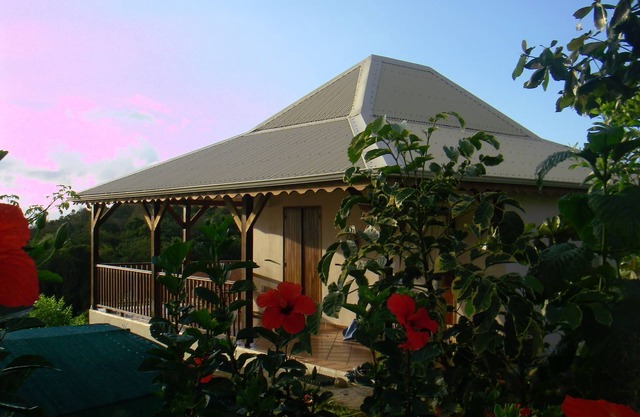 Basse terre: pretty creole house. beautiful sea view and large swimming pool