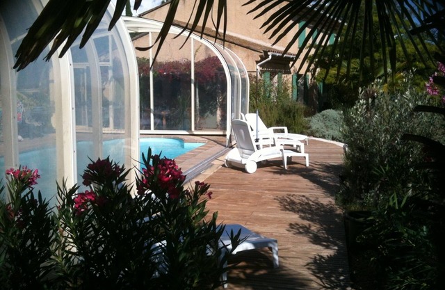 Bastide overlooking the Luberon and shelter on pool for 10/11 pers 1120/2200 €/week