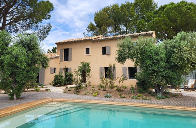 Bastide provençale amidst vineyards with swimming pool and lovely view - Sleeps 12