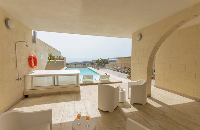 Battista Guesthouse with Pool-room 3
