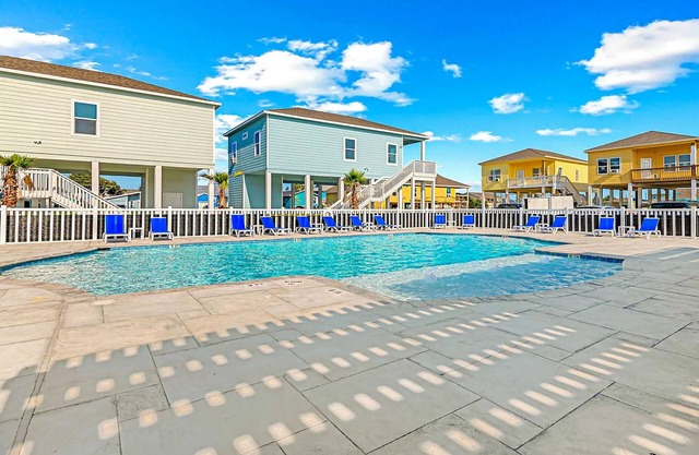 Bay-Facing Coastal Modern Cottage-Outdoor Hangout w/pool-Access to Rockport