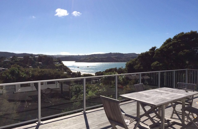 Bay View Beach House - gorgeous seaside cottage with panoramic views over Raglan
