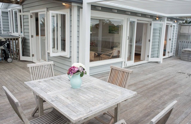 Bay View Beach House - Raglan Holiday Home