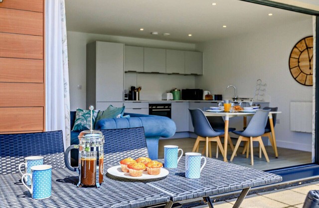 Bay Waves - C4 - Two Bedroom Apartment, Sleeps 4
