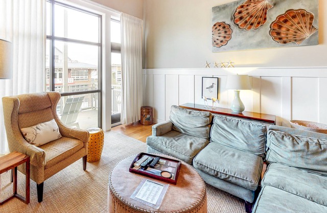 Bayfront Condo w/ High Ceilings, Free WiFi, Washer/Dryer, & Shared, Outdoor Pool