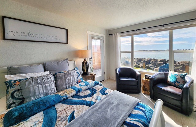 Bayfront Escape at The Retreat! Walk to Everything! Hot Tub!
