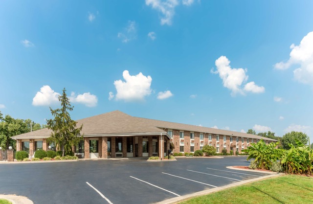 Baymont by Wyndham Louisville South I 65