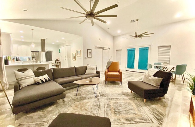 Bayshore Beach House - Walk to Nokomis Beach! Close to Siesta Key, Venice Beach