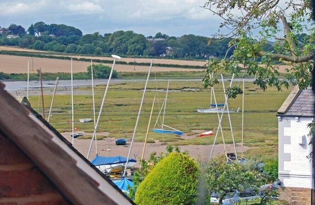 BAYSYDE, pet friendly, country holiday cottage in Alnmouth