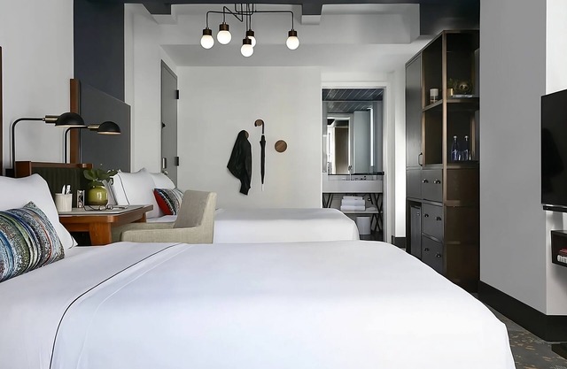Be Close To The Excitement! 4 Family-friendly Units, Near Rockefeller Center!