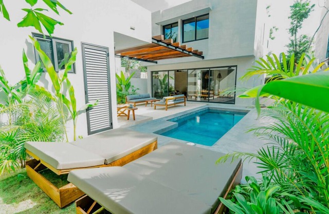 Beach 1 mi away from Modern Spacious Villa