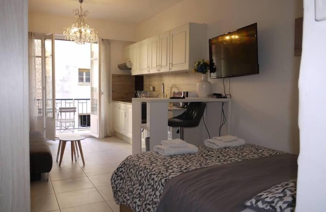 Beach - a modern studio flat in central Nice