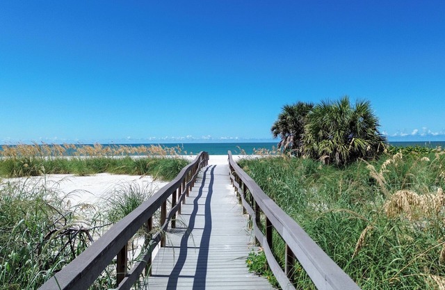 🌴Beach Access Across The Street☀Heated Pool🐬Bungalows #4🐶Dogs Welcome!