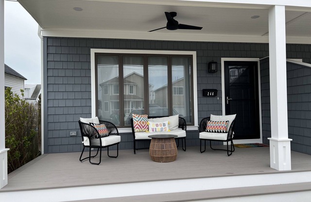 Beach Block, family friendly, 2 Br, 2.5 Bath home- 2 min walk to best beach!