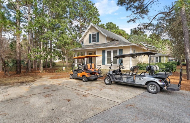 Beach Cottage with TWO golf carts! Near Pool & Hot Tub, Easy Access to Beach.