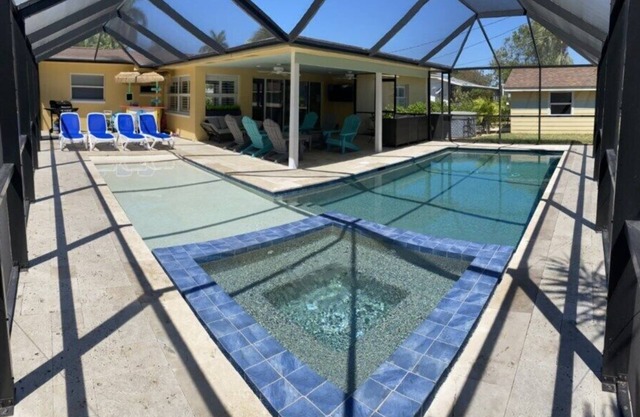 Beach Entry Heated Pool & Hot Tub, 4BR, Walk to town
