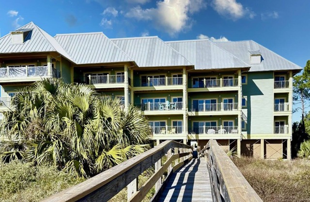 Beach front Condo with stunning views, community pool, elevator, beach gear!