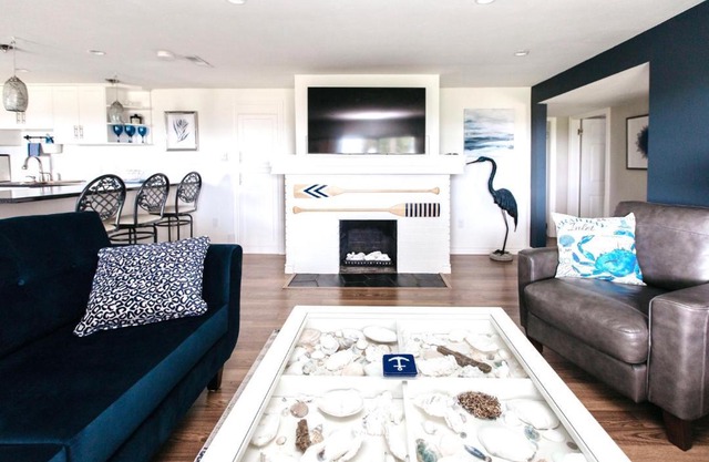 BEACH FRONT OASIS 15 MINS FROM DOWNTOWN VICTORIA