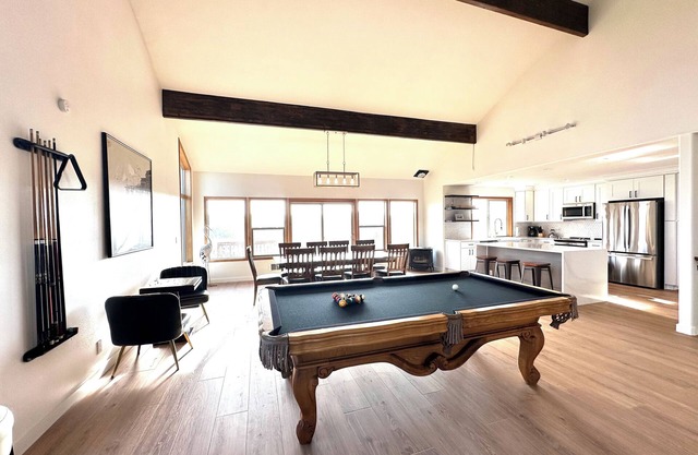 BEACH FRONT Property, 2 King Beds, Pool Table, Completely Remodeled Interior!