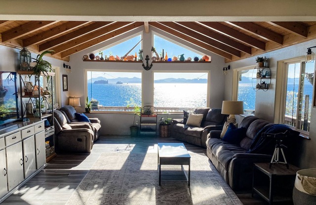 Beach Front Spacious Home-Whale watch from the deck!