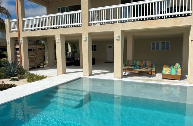 Beach front with Pool. Charming 4 bdrm Villa with AC/Patios &Blue Green Ocean