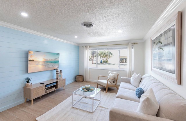Beach getaway in Holmes Beach - sleeps 6