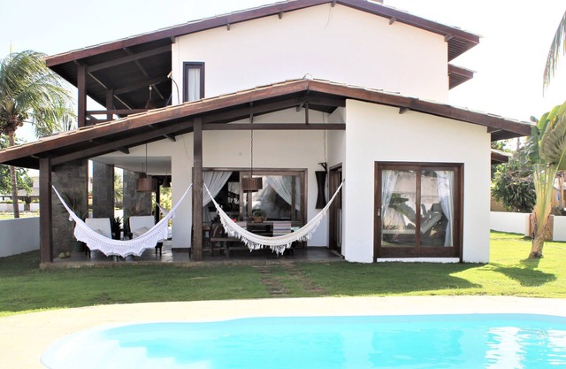 Beach house - 2 plots/4 suites/large green area/swimming pool/barbecue area