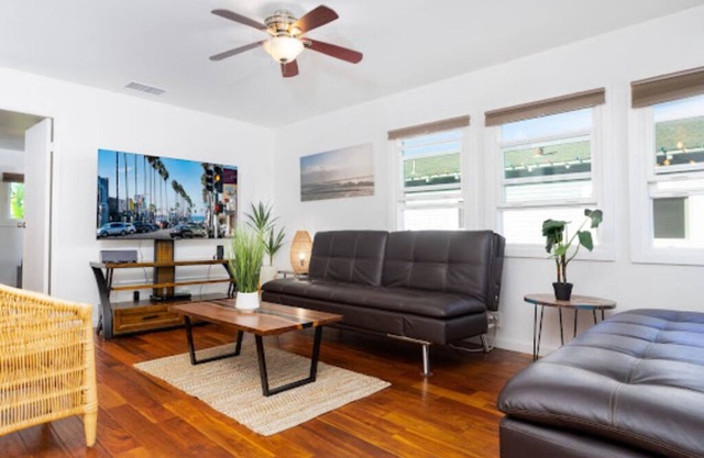 ⛱️Beach House with Fenced front yard, Central AC! Central to Beaches, SeaWorld!