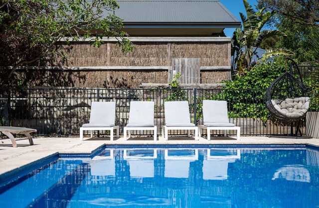 Beach house with pool, tennis court, and spa bath. Walking distance to beach.