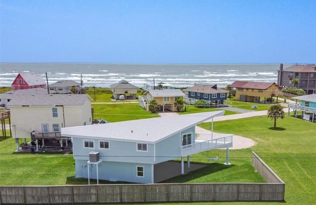 Beach Lovers 4/2.5, Short Walk 2 Beach & Easy Access, +Views! READ OUR REVIEWS!