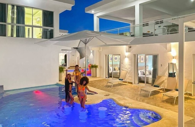 Beach Party Villa, 11 Bedrooms, 3 Pools and Jacuzzi