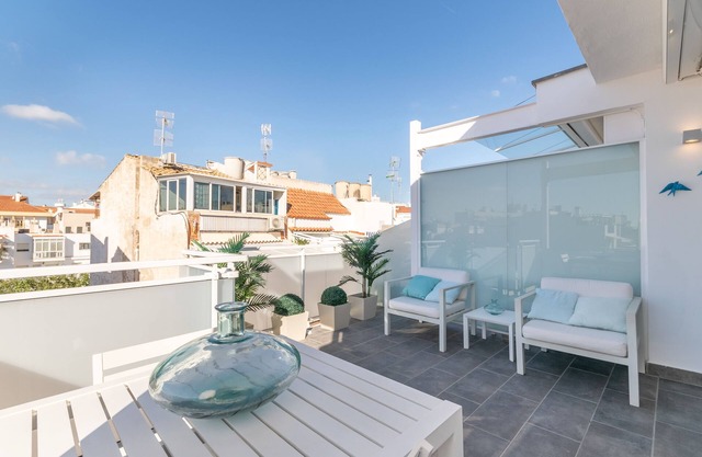 BEACH PENTHOUSE: Fantastic penthouse with a 15m2 terrace overlooking the sea