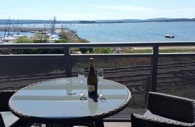 Beach Point - Stunning Harbour Views from Balcony