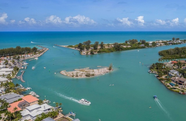 Beach Retreat - Completely Renovated!Half Duplex, WIFI/TV,1mile to Beach.