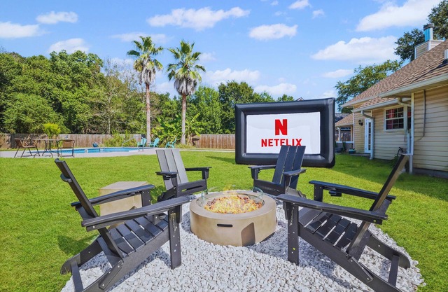 Beach Retreat w/Pool, Hottub & Outdoor Theatre