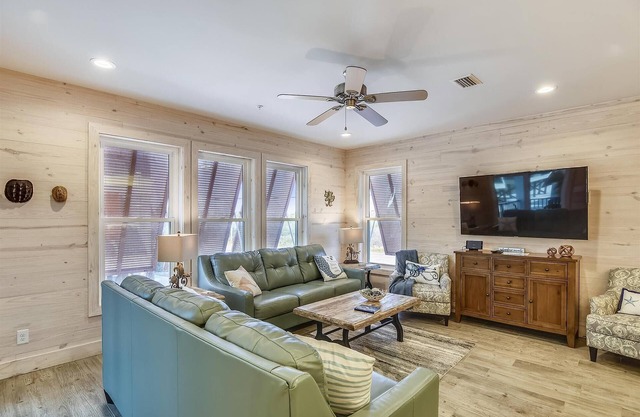 Beach Side, Pool | BIG Dogs | Free Parking | Beach Getaways