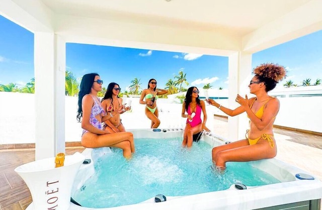 Beach Villa Amarilla with Jacuzzi and private Pool