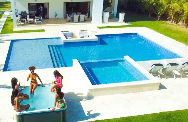 Beach Villa Luna with Pool and Jacuzzi, BBQ and Maid