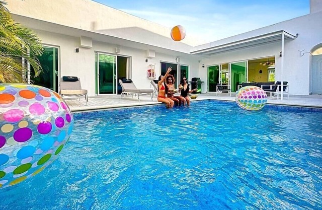 Beach Villa Rubi with private Pool, BBQ and Maid