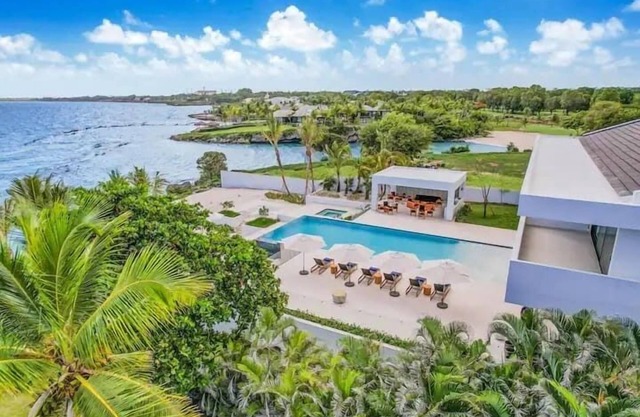Beachfront 12Bdr Villa @ CDC, Impressive views!