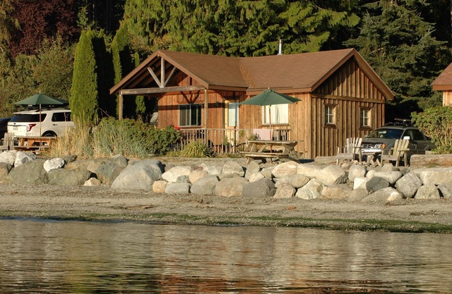 Beachfront 2BR Classic Cabin - stunning west-facing beach with epic sunsets!