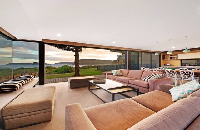 Beachfront accommodation, stroll to shops