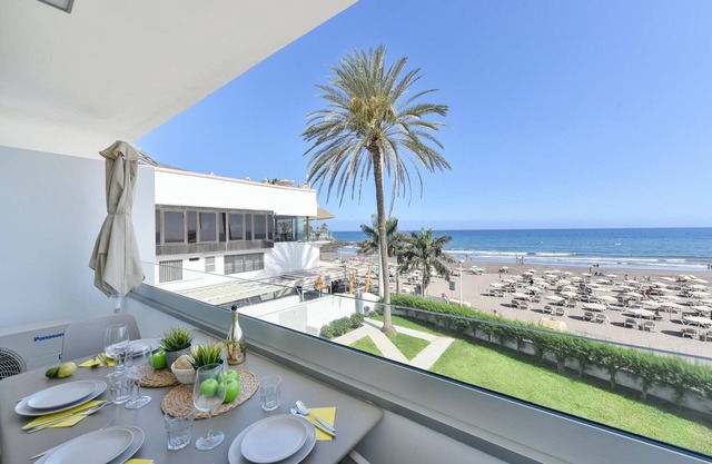 Beachfront Apartment Nasas 12 by VillaGranCanaria