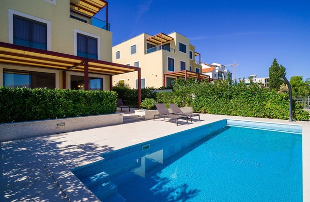 Beachfront Apartment Lemonade with Pool V