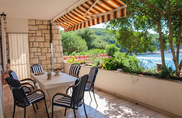 Beachfront apt. with big terrace & garden